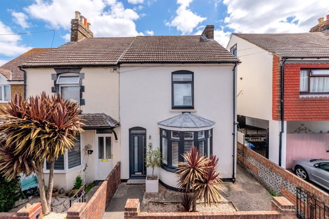3 bed property, in Cowper Road, £270,000
