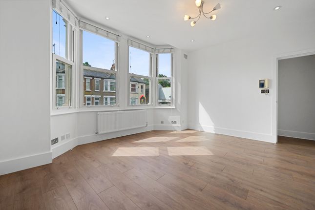 2 bed property, in London N3, £450,000