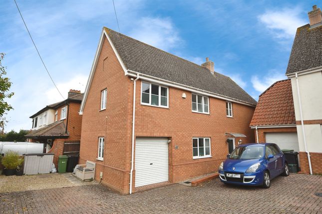 4 bed property, in Valley Road, £425,000