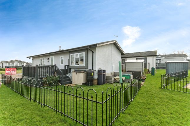 2 bed property, in Hyacinth Gardens, £280,000