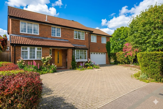 5 bed property, in Dulwich Close, £685,000