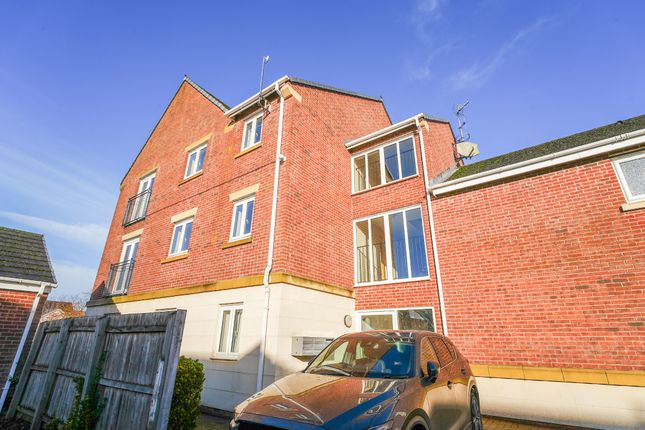 2 bed property, in Main Street, £114,000