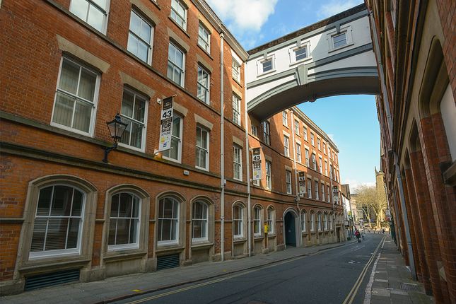 2 bed property, in Hounds Gate Court, £215,000