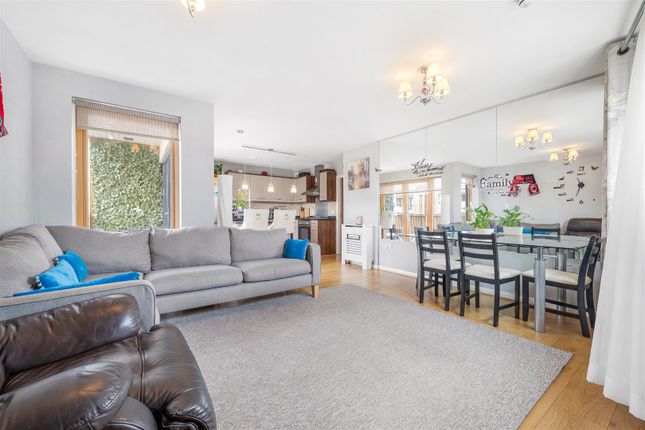 2 bed property, in Conway Close, £365,000