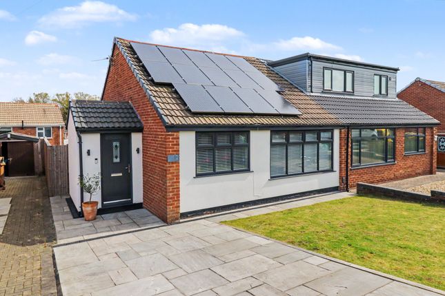 2 bed property, in Rothesay Close, £240,000