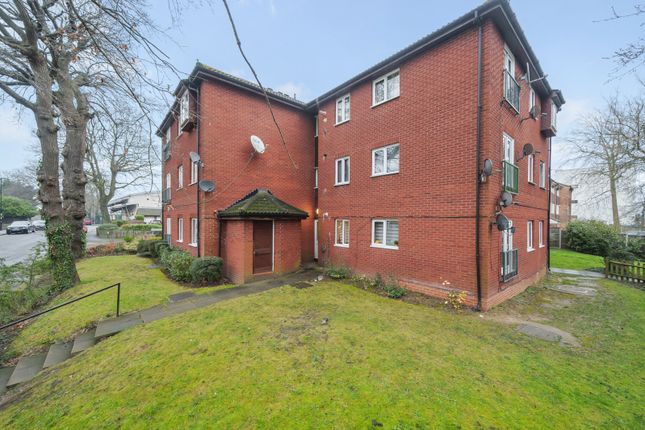 2 bed property, in Deans Gate Close, £300,000