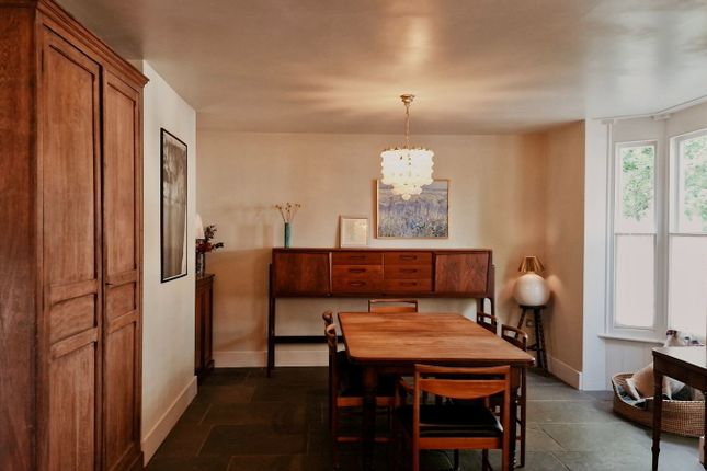5 bed property, in High Street, £800,000