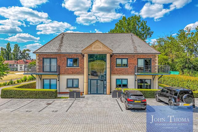 2 bed property, in Woolston Manor, £450,000
