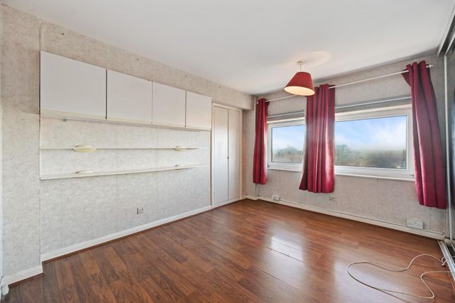 2 bed property, in Gilbert Court, £425,000
