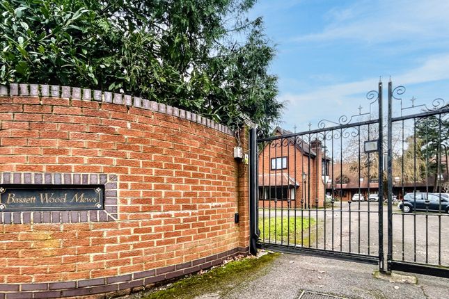 1 bed property, in Bassett Crescent West, £280,000