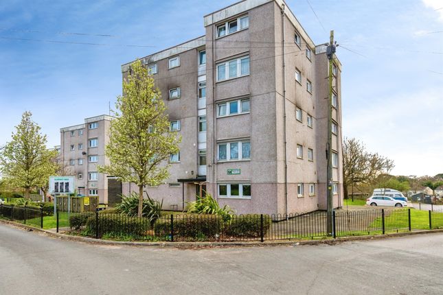 2 bed property, in Summit Way, £90,000