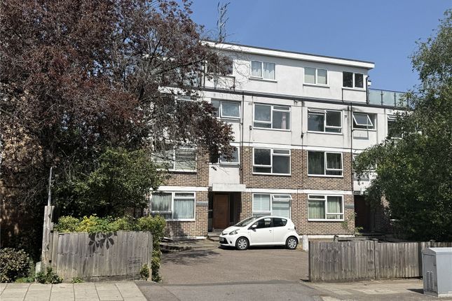 1 bed property, in Whitegates, £300,000
