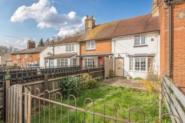2 bed property, in Aylesbury Road, £270,000