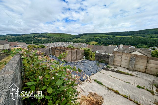 Studio, in Land, £35,000