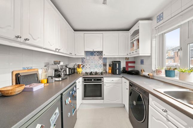 1 bed property, in Hendren Close, £230,000