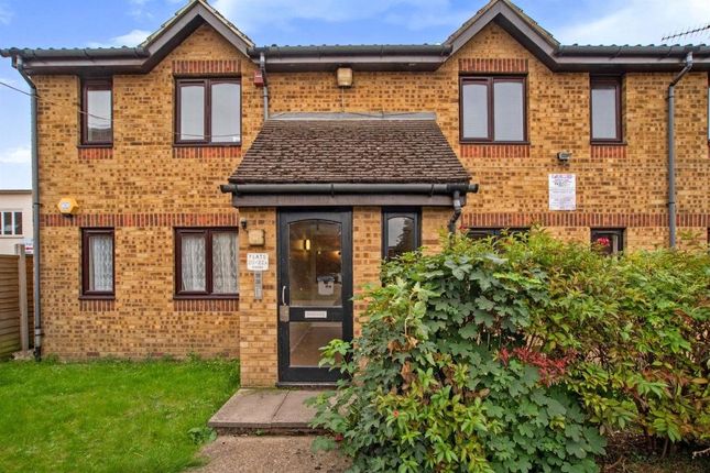 1 bed property, in Southwold Road, £200,000
