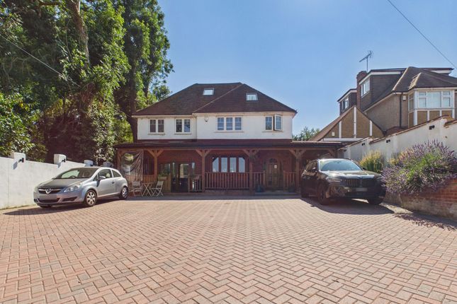 5 bed property, in Calder Close, £900,000