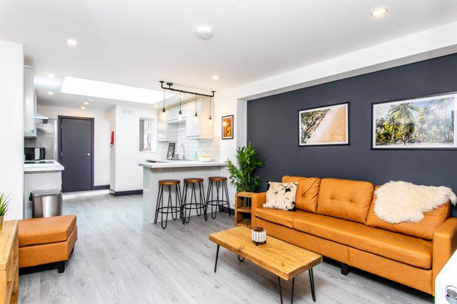 5 bed property, in Dean Street, £315,000