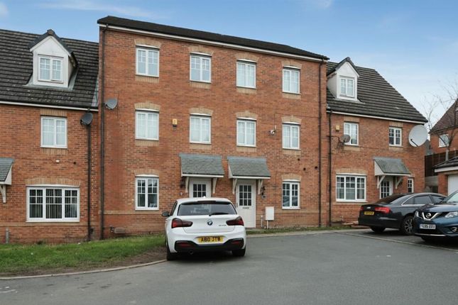 4 bed property, in Saddlecote Close, £260,000