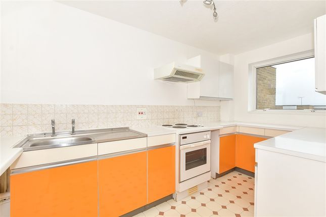 2 bed property, in Lower Street, £160,000