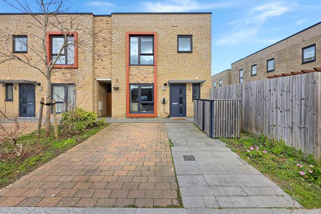 3 bed property, in Pinks Close, £525,000