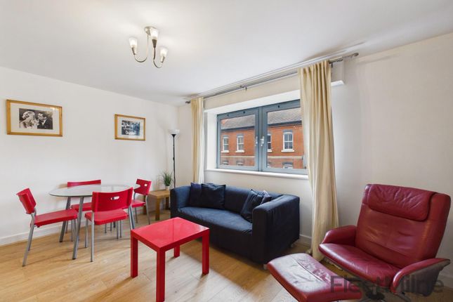 1 bed property, in Islington Gates, £135,000