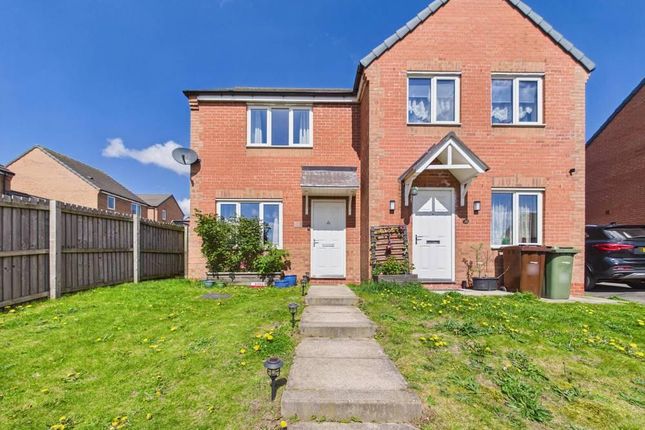 2 bed property, in Woodland Walk, £150,000