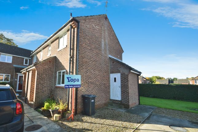 2 bed property, in The Chase, £100,000
