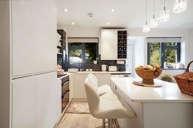 1 bed property, in Temple Close, £425,000