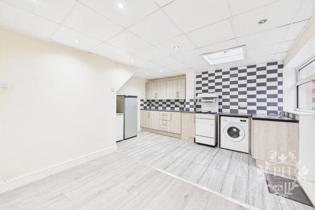 2 bed property, in Dent Street, £50,000