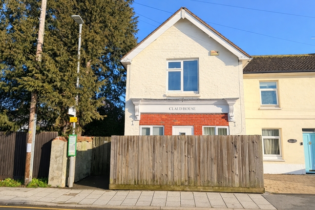 2 bed property, in Newbury, £220,000