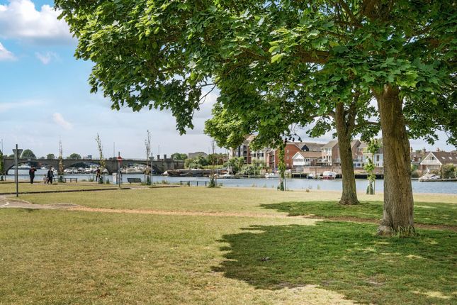 2 bed property, in Manor Farm Road, £335,000