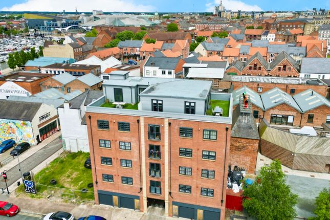 1 bed property, in Wellington Street, £120,000