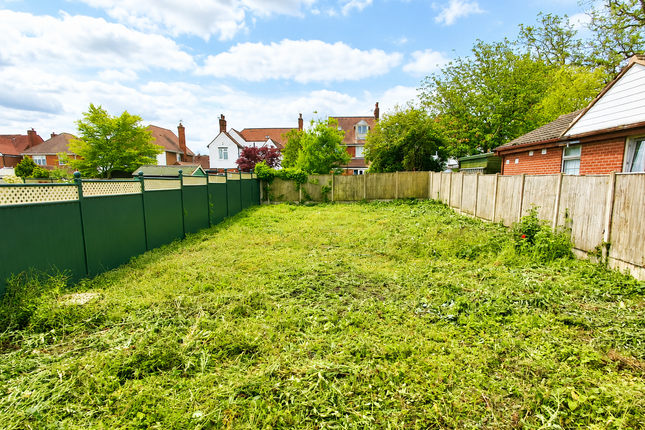 Studio, in Springwood View Close, £65,000