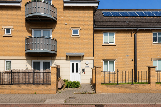 1 bed property, in Varcoe Gardens, £275,000