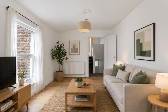 2 bed property, in Beaconsfield Road, £400,000