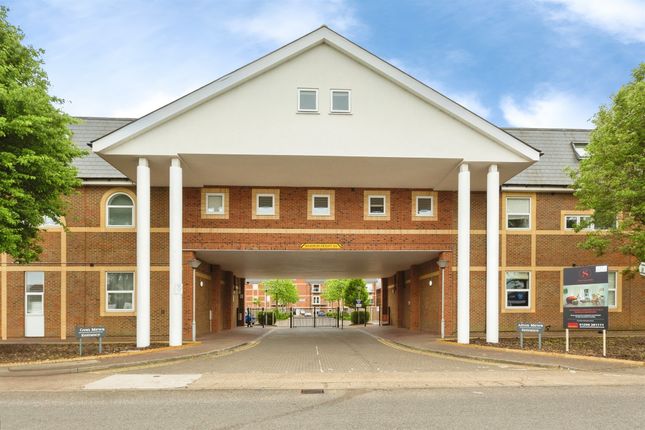 2 bed property, in Alton Mews, £215,000