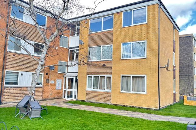 2 bed property, in Bishops Walk, £150,000