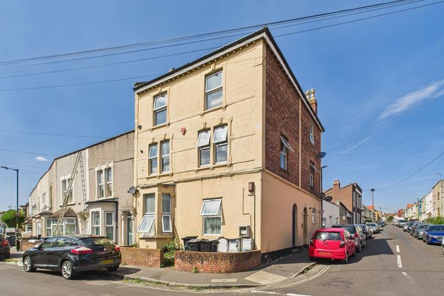 1 bed property, in Chaplin Road, £105,000