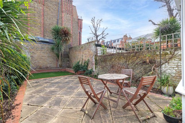 2 bed property, in New Kings Road, £695,000