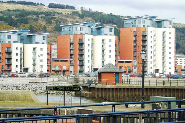 2 bed property, in South Quay, £185,000