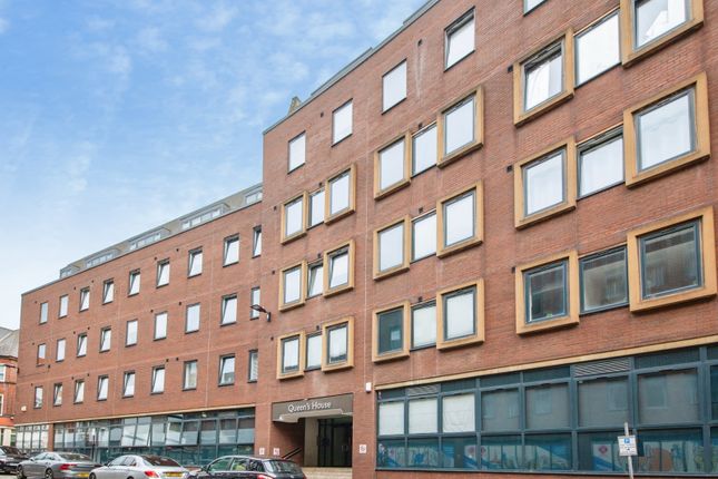 2 bed property, in Queen Street, £100,000
