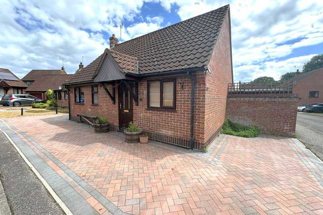 2 bed property, in Spinney Close, £215,000