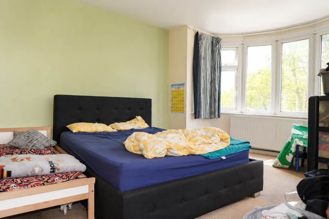 2 bed property, in Kenton Lane, £300,000