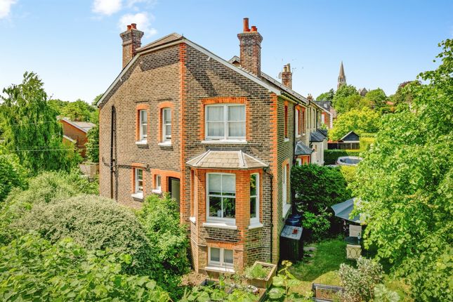 2 bed property, in Woodlands Road, £450,000
