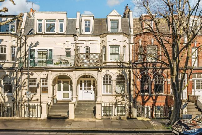 2 bed property, in Crookham Road, £625,000