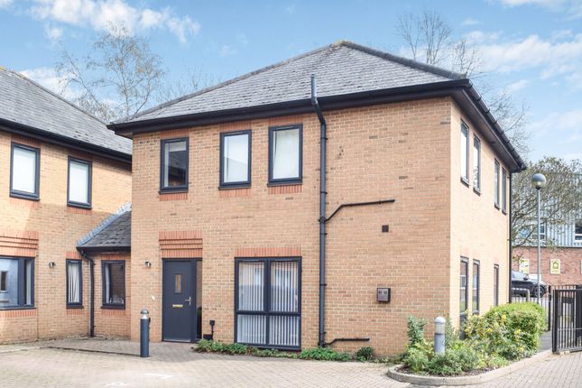 2 bed property, in Lakesmere Close, £130,000