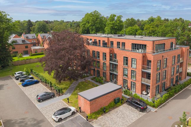 1 bed property, in Claremont Gardens, £300,000