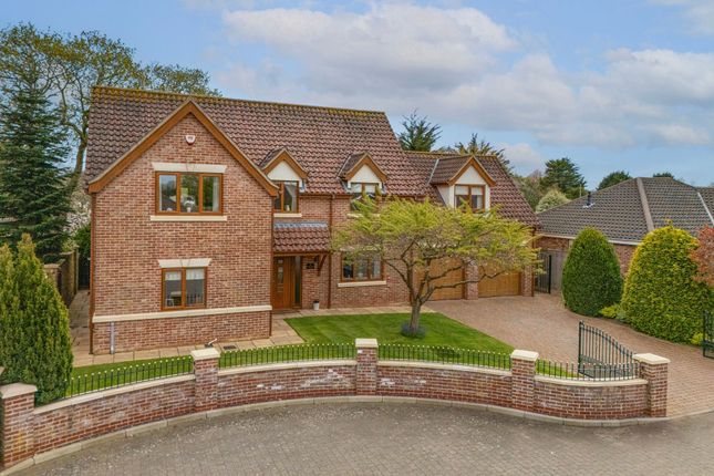 4 bed property, in Oaklands Drive, £625,000