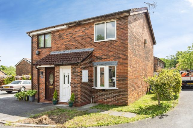 2 bed property, in Chiswick Close, £150,000